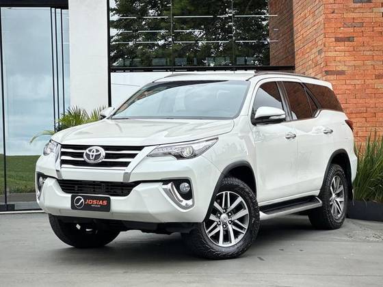 TOYOTA HILUX SW4 2.8 SRX 4X4 7 LUGARES 16V TURBO INTERCOOLER DIESEL 4P AUTOMÁTICO TOYOTA HILUX SW4 2.8 SRX 4X4 7 LUGARES 16V TURBO INTERCOOLER DIESEL 4P AUTOMÁTICO